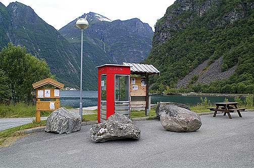 KJENT SKUE: De fleste nordmenn har et forhold til den r�de telefonkiosken. I �r fyller designikonet 75. Denne, i M�re og Romsdal, kalles �Prillar-Guri� og har sin egen st�tteblogg.