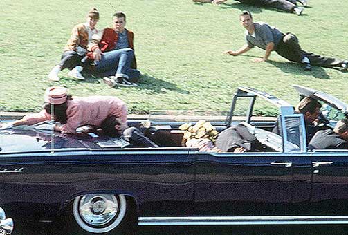 KLASSISK KONSPIRASJON: 22. november 1963 l�p nyheten om at John F. Kennedy var d�d verden rundt. Presidenten en hel generasjon hadde satt sine forh�pninger til var blitt skutt der han satt i en �pen bilkortesje p� vei ned en gate i Dallas, Texas. Men hvem avfyrte skuddet? Les siste kapittel i Dagbladet.nos julebok.