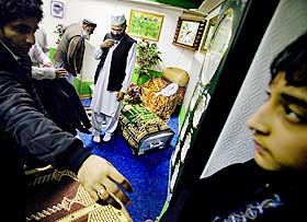MINNEB�NN MOT MEKKA: Det er fredag og familien Ayub ber salat-al-janazah sammen med trosfellene i Al-Noor Islamic Centre. Moskeen deres ligger i bomberommet under Kols�s senter i B�rum.