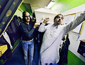 TUNG SORG: � b�re kisten gir ogs� sawab, personlig religi�s �bonus�. Nev� Hamza Ayub til venstre.