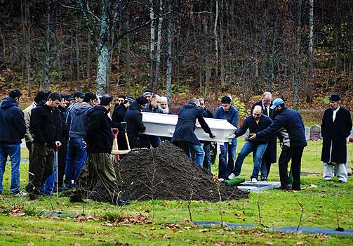 HIMMELEN GR�TER: Kvinnene har reist hjem etter b�nnen i moskeen. Tradisjonen forbyr h�ylytt sorg p� grava. Historien om en f�rstegenerasjons innvandrer i Norge slutter her.
