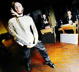 NESTEN HOUDINI: Morten tar sitt spesialnummer: Tvangstr�ya. Per Magnus og Marte f�lger med.