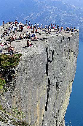 POPUL�R H�YDE: Preikestolen rager s� vidt h�yere enn Svolv�rgeita, 604 moh. mot 569 moh.