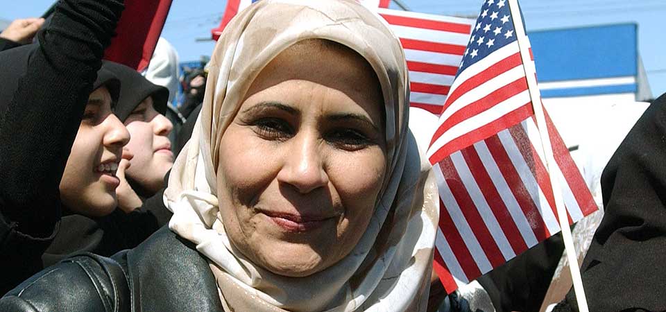 MUSLIMER I USA: En amerikansk-irakisk kvinne deltar i en demonstrasjon i Dearborn, Michigan, i st�tte for den amerikanske invasjonen i Irak. Henry Fords hjemby har i dag USAs h�yeste tetthet av innbyggere med bakgrunn fra Midt-�sten.