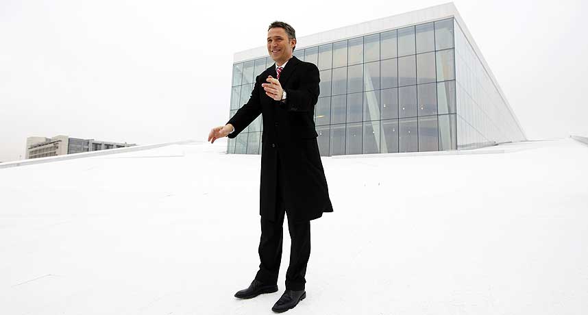 LOVER: Jens Stoltenberg m�tte pressen p� den nye operaen i dag, og lover at kampen for klima blir det viktigste neste �r.