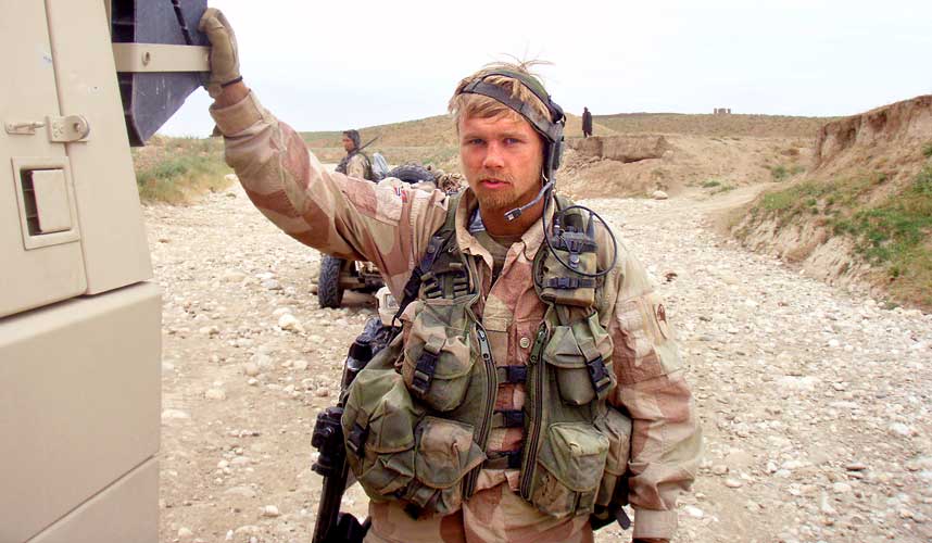 VILLE ALDRI SAGT NOE S�NT: Den norske ISAF-soldaten John Arne Habbestad (21) er hjemme i B�mlo p� juleperm, men ikke for � �dyppe l�ken� slik B�mlo-nytt skrev. - Det ville v�rt sosialt selvmord � si noe s�nt til en journalist, sier han.