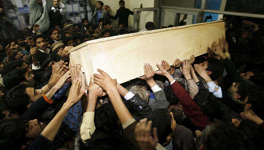 M�TTE S�RGENDE: Her er kisten til Benazir Bhutto i Rawalpindi. N� er kisten fraktet til stedet der Bhutto skal begraves.