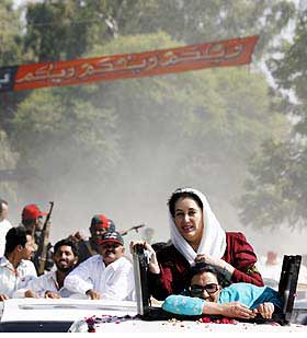 N�R HJEMSTEDET: Her er Benazir Bhutto i Sukkur 27. oktober i �r.