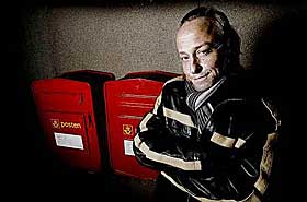 FASCINERT AV POSTMENN: S� n� har Levi Henriksen skrevet en roman om en av dem, karrierefyren Simon som flytter fra storbyen og hjem igjen til hjembygda for � bli postbud.
