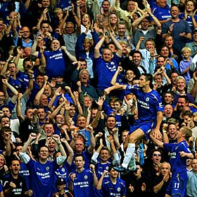DYRE BILLETTER: Det koster svinaktig mye � se fotball i Premier League. Derfor er det mange som tidligere gikk p� kampene som ikke har r�d lenger.