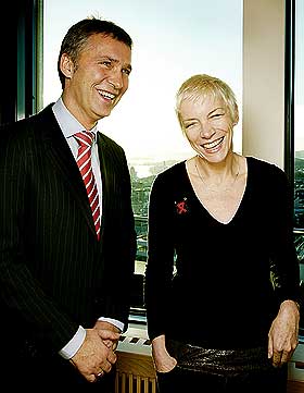 TOPPM�TE: Det er tredje gang statsminister Jens Stoltenberg m�ter Annie Lennox. - Stoltenberg har et godt hjerte, mener artistlegenden.