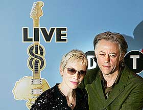 ARTISTAKTIVISTENE: Annie Lennox og Bob Geldof er begge gl�dende engasjert mot fattigdom. Her er de i London ett �r etter Live8-konsertene i 2005.