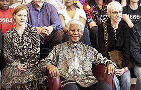 ARKTISK ENGASJEMENT: Anneli Drecker, Nelson Mandela og Annie Lennox f�r 46664-konserten mot hiv og aids i Troms� sommeren 2005.