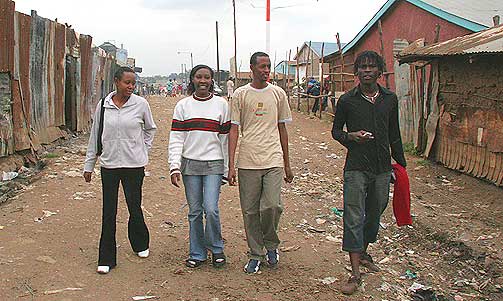 G�R FOR FRED: Ungdommene i Radio Koch FM h�per at oppt�yene og volden i Kenya roer seg og at landet skal f� fred igjen. Fra venstre: Hellen Wanjku, Purity Muchiri, Abdi Hussein og Frances Ngira