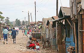 LOVL�SHET: Her i Korogcho-slummen i Nairobi har politiet flyktet etter de ville tilstandene. Innbyggerne m� derfor beskytte seg selv.