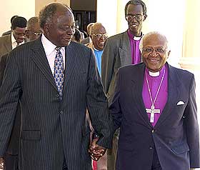 M�TTES I DAG: President Mwai Kibaki og erkebiskop og fredsprisvinner Desmond Tutu m�ttes i hans palass i dag.