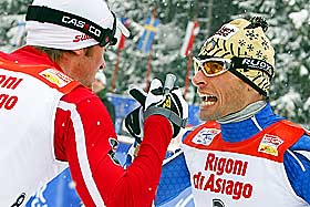 KOM IKKE HER: Petter Northug setter en advarende finger i brystet p� Di Centa.