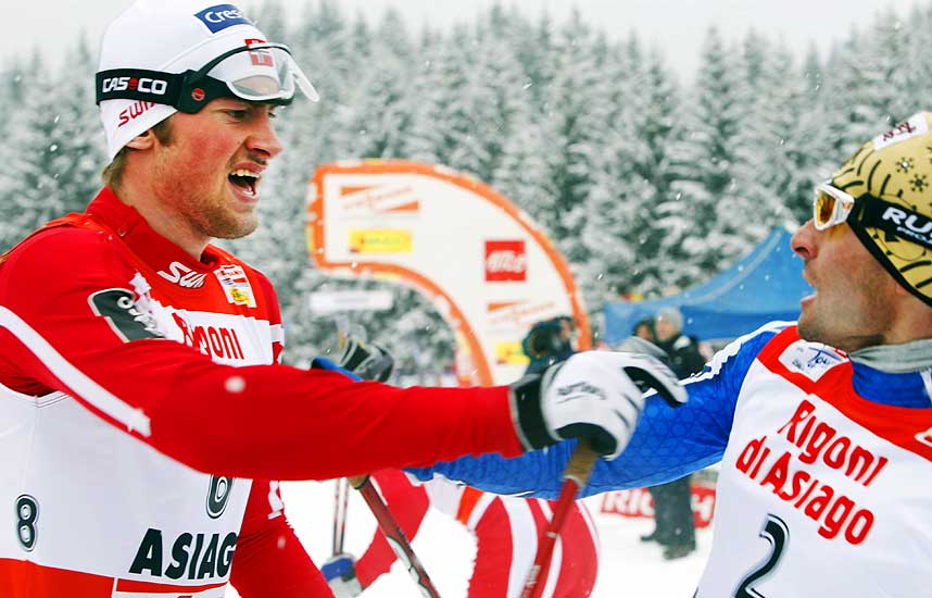 KRANGLET OG DYTTET: Det er sjelden du ser langrennsl�pere knuffe p� hverandre etter m�lgang, men det skjedde etter fredagens sprintsemifinale i Tour de Ski. Petter Northug og Georgio Di Centa m�tte til slutt skilles av Tor Arne Hetland.