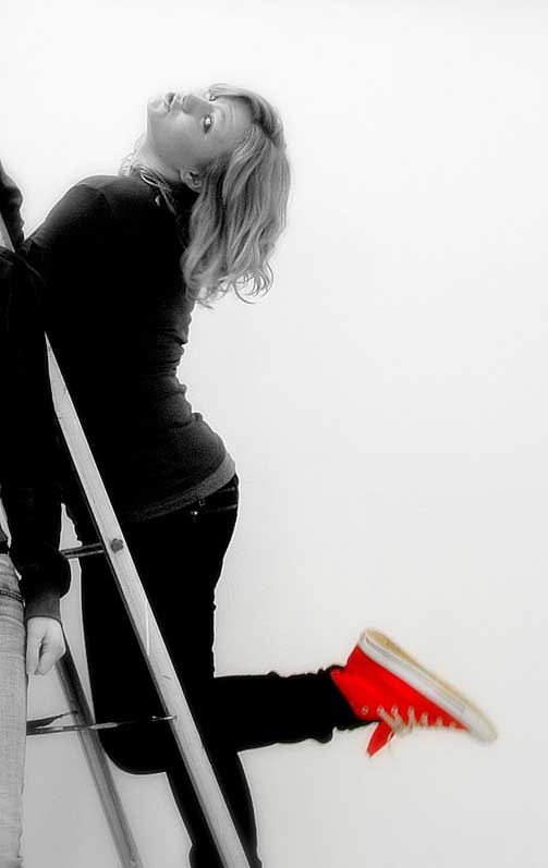 LADY WITH THE RED SHOES: - Dette er meg i mitt rette element - jeg og venna mina har ofte photoshoots n�r det ikke er noe � gj�re p� skolen, forteller Hege Myhrebakken. Foto: PRIVATSend inn dikt i Skolekammeret. Blir du en av finalistene, kommer diktet ditt p� trykk i Dagbladet.