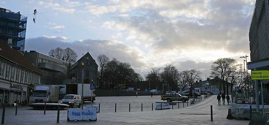 STILLE F�R STORINNRYKKET: - I dag �pner kultur�ret i Stavanger og Sandnes. Men f�r startskuddet g�r mener kun �n av fire rogalandinger at �ret ang�r dem. - Om tallene er de samme om et halvt �r, vil jeg bli veldig bekymret, sier direkt�r Mary Miller til Dagbladet.no. I bakgrunnen trener Eskil R�nningsbakken p� � sykle p� stram line over torget i Stavanger.