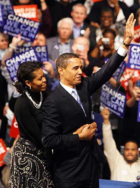 SL�TT, MEN IKKE NEDE: Barack og Michelle Obama hilser sine tilhengere etter at nederlaget var klart. Men talen kom fra en kandidat som h�rtes ut som han tror han virkelig blir USAs neste president.