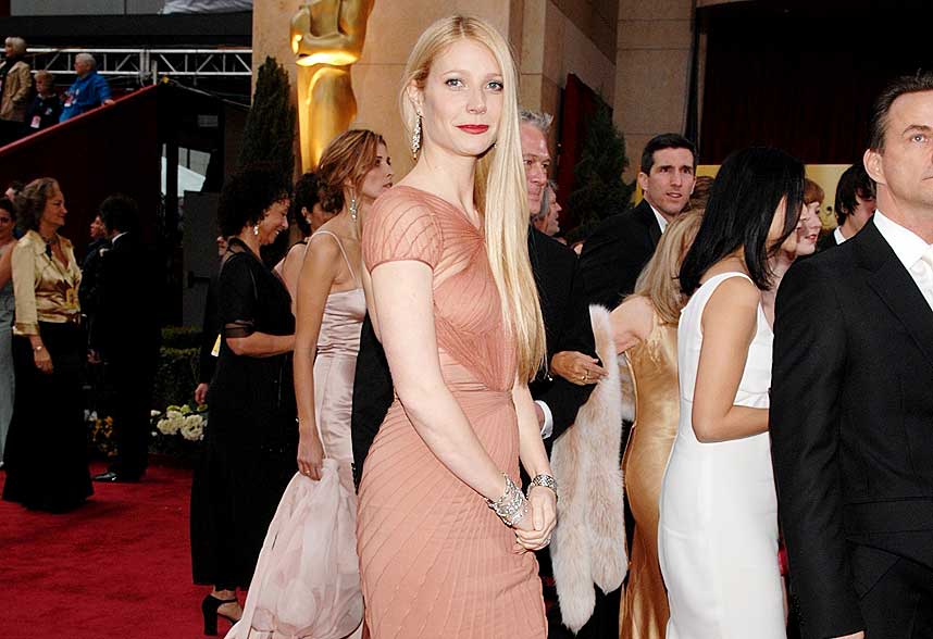 KAN BLI UTSATT: Forberedelsene til Oscar-utdelingen i februar er forsinket p� grunn av manusforfatternes streik. Fortsetter den helt til februar, kan showet bli utsatt. Her er Gwyneth Paltrow en av de mange p� den r�de l�peren fra fjor�rets Oscar-utdeling.