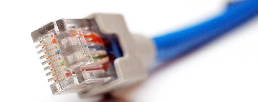 MOT DATALAGRING: - �Direktivet inneb�rer at all trafikkinformasjon fra mobilen din lagres. Hvor du har ringt, n�r du har ringt, hvem du har ringt til og hvor telefonene befant seg under oppringingen. Det samme skjer med SMS og MMS. I tillegg vil den samme registreringen skje med e-posten du sender�, skriver Knut Johannessen p� opprop.no.