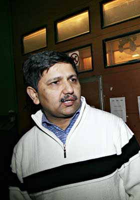 VIL KURSE INNVANDRERE: Et av tiltakene Mahmood foresl�r for � bedre situasjonen er eget kurs for innvandrerforeldre for gj�re dem flinkere til � f�lge opp barna p� skolen.