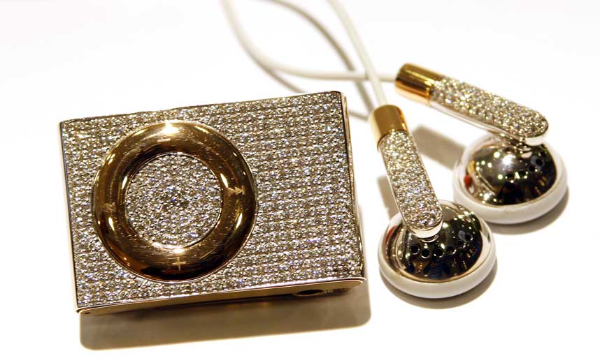 GLITTER OG STAS:  Konkurransen om mp3-markedet hardner til, ogs� i bokbransjen. Men gullsmed Thomas Heyerdahl har vunnet konkurransen om � lage verdens dyreste mp3-spiller med denne dingsen: Den er laget i 18 karat gull og best�r av av i alt 430 diamanter. OBS! Dette er alts� ikke lommelydboka, derimot dens prismessige motpol.