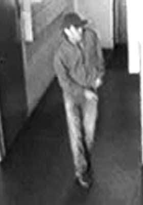FÅ SIKRE OBSERVASJONER: Dette er politiets bilder av mannen fra et overvåkningskamera i en boligblokk.