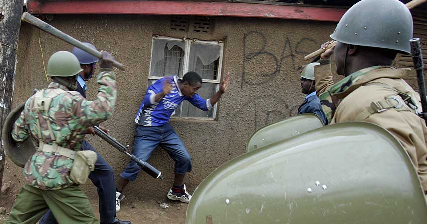 FLERE HUNDRE D�DE; En opposisjonstilhenger blir sl�tt av politiet under en demonstrasjon i Kenyas hovedstad Nairobi 31.desember i fjor. Flere hundre mennesker ble drept i oppt�yene etter valget.