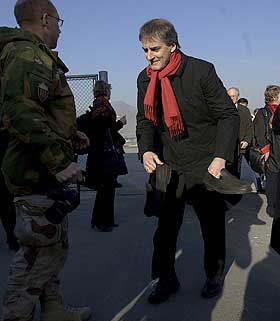 b>I SIKKERHET.Utenriksminister Jonas Gahr Støre skal være i sikkerhet etter eksplosjonen. Her tar han av seg gamasjene på flyplassen i Kabul i Afghanistan etter ankomsten mandag. Foto: Stian Lysberg Solum / SCANPIX