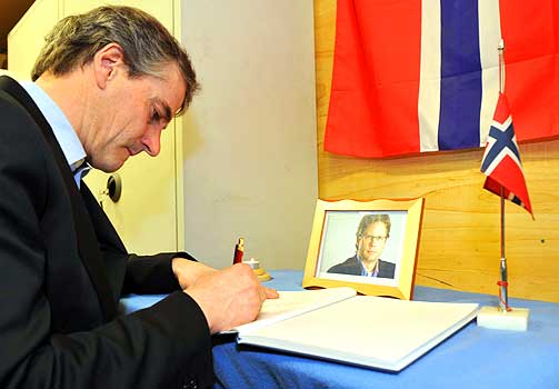 KONDOLANSEPROTOKOLL: Utenriksminister Jonas Gahr St�re skrev mandag kveld i kondolanseprotokollen som ble lagt ut ved den norske basen p� Kabul internasjonale flyplass.