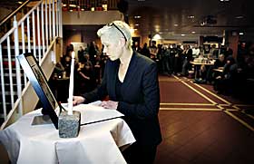 MINNESTUND: Det ble i dag avholdt en minnestund i Dagbladet over Carsten Thomassen, som d�de etter skuddskadene han fikk etter et Taliban-angrep p� hotellet Serena i Kabul, Afghanistan. Sjefredakt�r Anne Aasheim signerte kondolanseprotokollen.