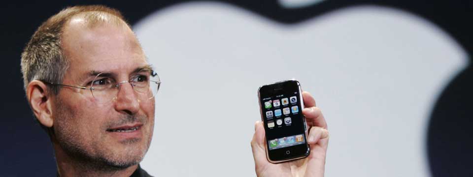 CO2-PROBLEM: Apple-sjef Steve Jobs flyr journalister Europa rundt for � se videooverf�ring av kveldens Macworld-presentasjon. Her fra fjor�rets lansering av iPhone. Foto: SCANPIX