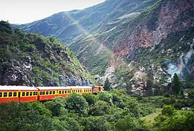 TOGTUR: Du tar toget fra byen Cuzco for � komme deg til Machu Picchu. Vil du g� inkastien, g�r du av f�r du er framme ved landsbyen Aguas Calientes som ligger ved foten av det verdenskjente fjellet.