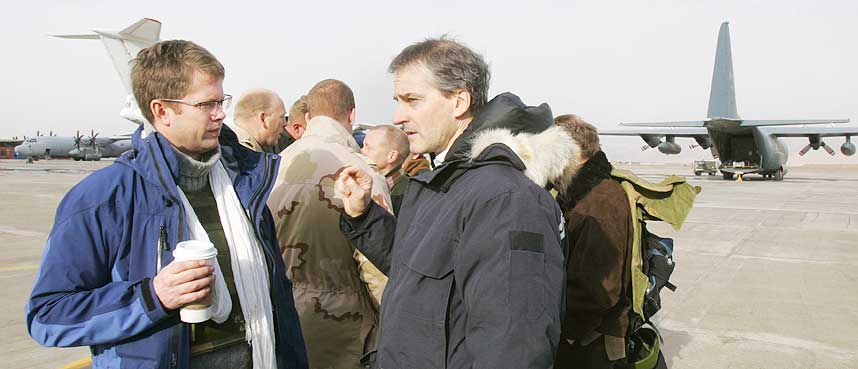 REISTE SAMMEN I 2007: Avd�de Dagbladet-journalist Carsten Thomassen (38) sammen med utenriksminister Jonas Gahr St�re (th) p� flyplassen i Kabul 17. januar 2007. Thomassen d�de etter terroraksjonen mot Serena Hotel i Kabul 14. januar 2008.