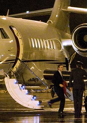 LANDET I KVELD: Flyet med utenriksminister Jonas Gahr St�re landet tirsdag kveld p� Gardermoen milit�re flyplass.