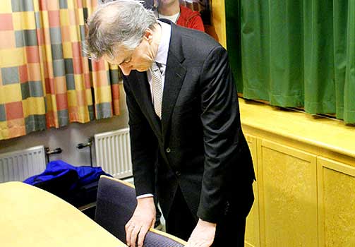 BEVEGET: Utenriksminister Jonas Gahr St�re var tydelig preget av det siste d�gnets dramatiske hendelse.