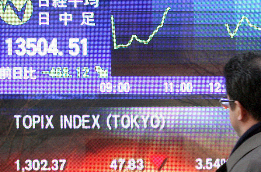  DYSTRE TALL:  En mann p� gata i Tokyo sjekker tavla til b�rsen der etter stengetid i dag. Bare onsdag falt Tokyo-b�rsen med 468,12 poeng til 13.504,51 p� Nikkei-indeksen.