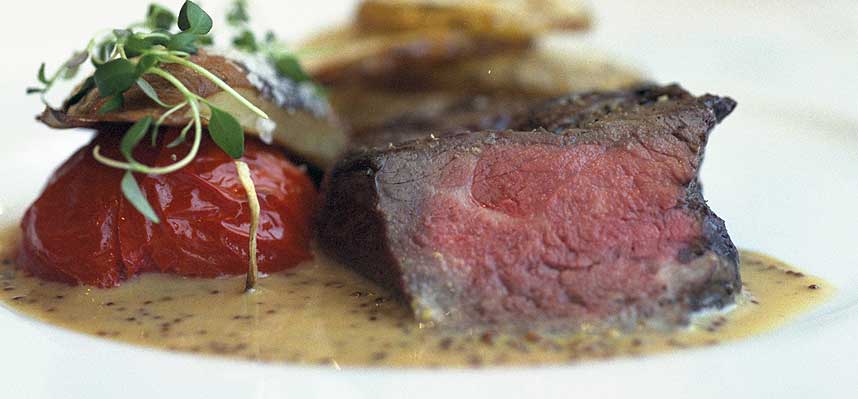 BIFF MED SAUS: Biff med en fet saus og litt gr�nnsaker, men uten poteter, er ideellt i en lavkarbo/h�yfettdiett.