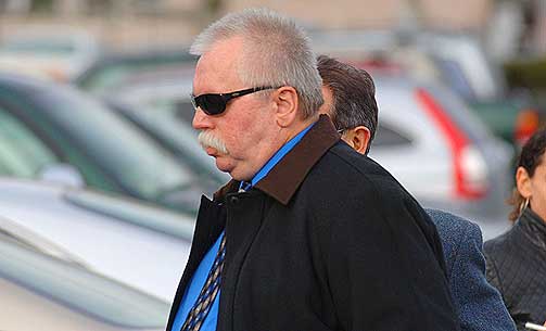 HELL I UHELLET: Timothy Elliott (55) hadde ikke lov til � gamble under pr�vetiden sin, men ble tatt p� fersken da han vant en million dollar i et lotteri. N� har en dommer bestemt at han skal f� beholde pengene.
