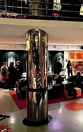 LIVLIG: Noe av det beste med Hotel Rival er at de har klart � skape et hotell med liv. Her er det fullt av folk d�gnet rundt - uten at det tar fra gjestene nattes�vnen.