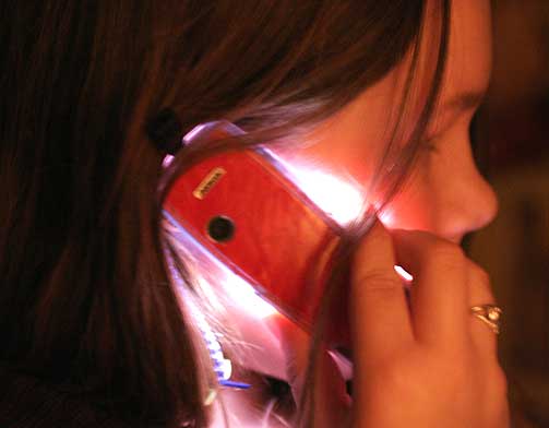 F�RE VAR: Statens str�levern anbefaler foreldre � utstyre barna med handsfree, slik at de slipper � ha telefonen inntil �ret.