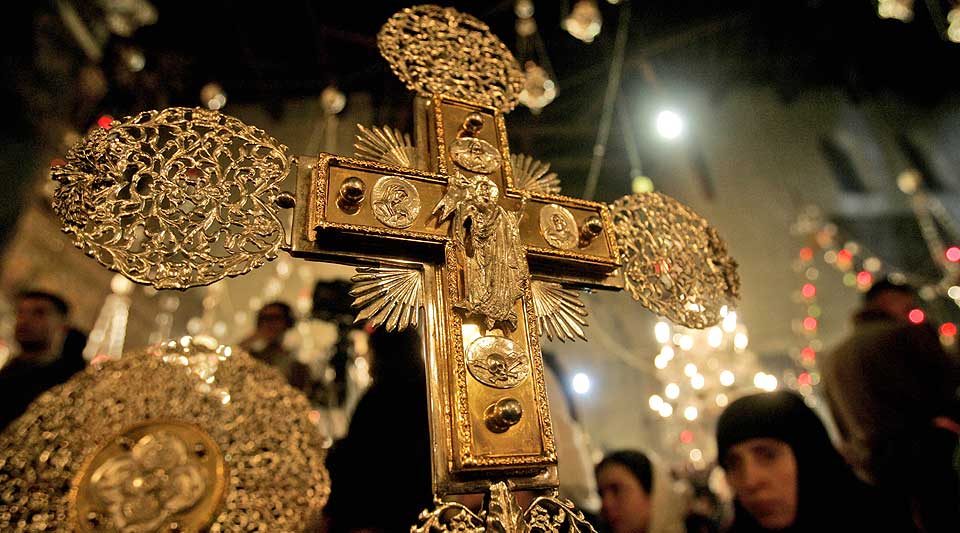JUL I F�DSELSKIRKEN: Ortodokse pilgrimer feirer jul i kirken i Bethlehem over det stedet man mener Jesus ble f�dt.