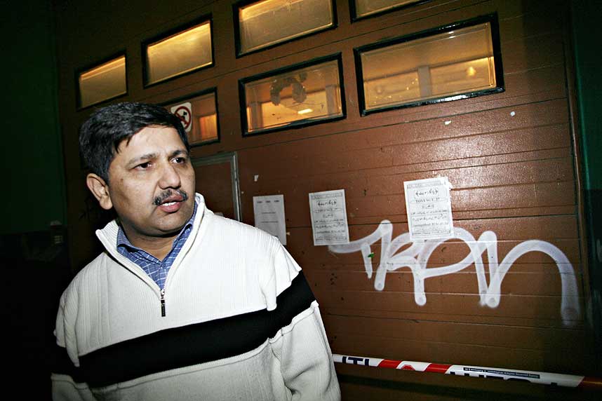 - DUMT FORSLAG: Norskpakistaneren Mahmood valgte selv � forlate H�yre til fordel for Arbeiderpartiet etter at H�yre og Fremskrittspartiet gikk inn for innvandrerregnskap i Oslo 1995.