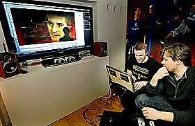AP-BERGET: De produserer tv for V�lerenga og har laget politisk web-tv for Arbeiderpartiet. - Vi har aldri gjort noe s� omfattende som denne produksjonen, sier Olav Mellings�ter fra Cik Media. Her med animat�r Eirik Kirkaune fra Neuglaz.