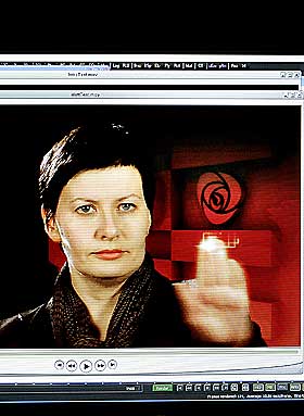 ALDRI SUR: Mens Helga innr�mmer at hun kan bli litt sur n�r folk kritiserer Arbeiderpartiets standpunkt, hevder Kolberg at han aldri blir sur.
