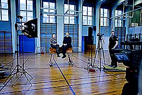 FORF�RENDE: Forh�pentligvis vil folk kjenne seg igjen i den folkelige gymsalsstemningen. - Det ligger i Arbeiderpartiets tradisjon � ta i bruk nye m�ter � kommmunisere p�. Martin Tranm�l brukte avismediet, Haakon Lie drev med film. Den st�rste fordelen ved dagens medium er at de gir bedre mulighet for interaktivitet, sier Giske.