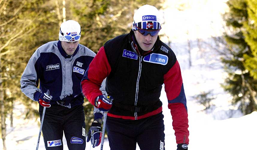 G�R FOR SEIER: Men langrennsl�perne J�rgen (t.v.) og Anders Aukland er samtidig bevisste p� at reisingen deres p�virker milj�et. Derfor �nsker de � v�re kliman�ytrale.